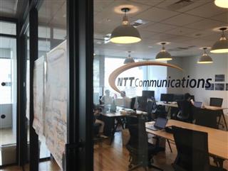 競合のNTTコミュニケーションズも入居している、ソフトバンクのグループ会社などが出資する米ウィーワーク日本法人のオフィス=東京都千代田区 競合のNTTコミュニケーションズも入居している、ソフトバンクのグループ会社などが出資する米ウィーワーク日本法人のオフィス=東京都千代田区