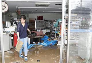 豪雨で浸水し、商品が散乱したコンビニ=8日、愛媛県大洲市 豪雨で浸水し、商品が散乱したコンビニ=8日、愛媛県大洲市