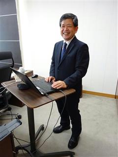 立ったままで仕事をするブラザー工業の佐々木一郎社長＝名古屋市瑞穂区