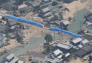 土のうが積まれた末政川の決壊地点＝１５日午後１時２７分、岡山県倉敷市真備町（本社ヘリから、永田直也撮影）