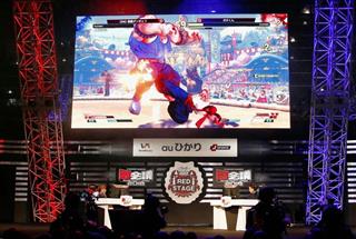 千葉市の幕張メッセで開かれた「ｅスポーツ」の大会＝２月