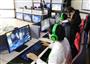 滋慶学園のオープンキャンパスでｅスポーツを体験する高校生ら。専門学校を全国で展開する滋慶学園グループでは専門学科「ｅスポーツワールド」を設置＝昨年１２月、大阪市