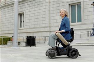 ＷＨＩＬＬが英国とイタリアで発売する電動車いす「モデルＣ」（同社提供）