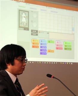 シミュレーターについて説明する島根大医学部の臼田春樹助教