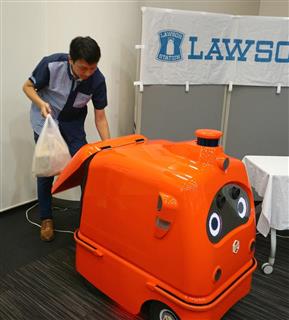 ローソンの品物を宅配ロボットに載せ自動配送するデモ＝１９日、東京都千代田区（柳原一哉撮影）