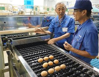 社員と意見交換する南部邦男会長（左）＝京都市南区（西川博明撮影）