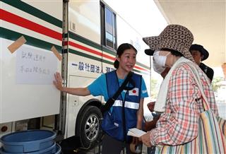 患者に診療車が試験運用であることを説明する看護師=岡山県倉敷市真備町(鳥越瑞絵撮影) 患者に診療車が試験運用であることを説明する看護師=岡山県倉敷市真備町(鳥越瑞絵撮影)