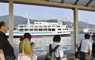 陸路が混乱する中、市民の足として活躍している広島港行きのフェリー=18日、広島県呉市 陸路が混乱する中、市民の足として活躍している広島港行きのフェリー=18日、広島県呉市