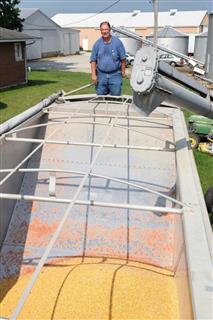 米中西部イリノイ州で、トラックの荷台に積まれた大豆。米中の貿易摩擦により、大豆が中国人の食に影響を及ぼすおそれは高い（塩原永久撮影）