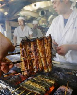 土用の丑の日を迎え、焼き上げられるウナギ=20日、千葉県成田市 土用の丑の日を迎え、焼き上げられるウナギ=20日、千葉県成田市