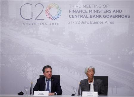 （左から）アルゼンチンのニコラス・ドゥホブネ財務大臣、ＩＭＦのクリスティーヌ・ラガルド専務理事＝２１日、アルゼンチンのブエノスアイレス（ロイター）