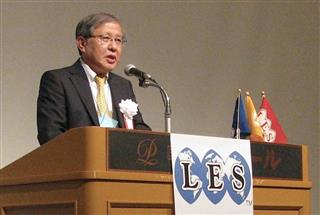 2018年度の日本ライセンス協会年次大会であいさつする荻野誠・新会長=6日、札幌市内 2018年度の日本ライセンス協会年次大会であいさつする荻野誠・新会長=6日、札幌市内