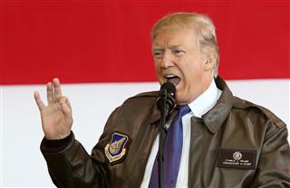 米軍横田基地で在日米軍兵士らを激励したトランプ大統領＝２０１７年１１月（松本健吾撮影）