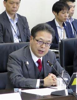 「自動車新時代戦略会議」第２回会合で発言する世耕経産相＝２４日午後、東京都千代田区