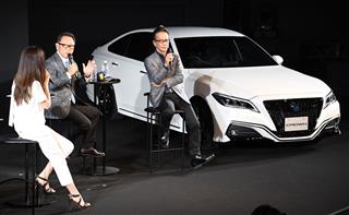 トークショーをする豊田章男社長（左から２人目）と友山茂樹副社長（右）