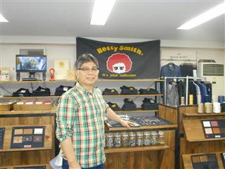 ジーンズ作りを体験できる「恵比寿工房」をオープンしたベティスミスの大島康弘社長＝東京都渋谷区