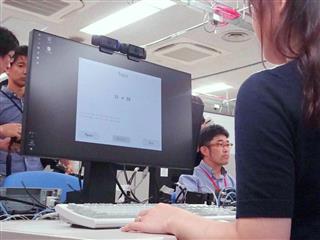 パソコンモニター上部のカメラでまぶたの動きを検知し、エアコンや照明を調整する＝２５日、川崎市のＮＥＣ玉川事業場