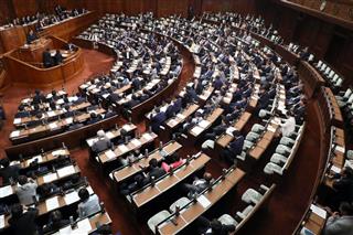衆院本会議で内閣不信任案を提出し趣旨弁明を行う立憲民主党・枝野幸男代表。議場には空席が目立った=20日午後、国会(春名中撮影) 衆院本会議で内閣不信任案を提出し趣旨弁明を行う立憲民主党・枝野幸男代表。議場には空席が目立った=20日午後、国会(春名中撮影)
