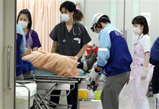 熱中症の疑いで救命救急センターに患者が搬送される＝２５日、大阪市中央区の大阪医療センター（前川純一郎撮影）