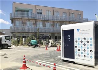 西日本豪雨で甚大な被害を受けた岡山県倉敷市の「まび記念病院」駐車場に設置された水道不要のトイレ 西日本豪雨で甚大な被害を受けた岡山県倉敷市の「まび記念病院」駐車場に設置された水道不要のトイレ