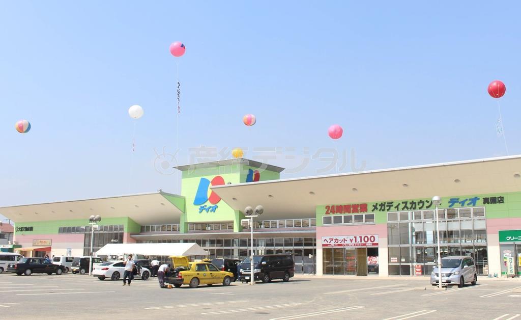 浸水被害を乗り越え、１４日に営業を再開したスーパー「ディオ真備店」＝１５日午後、岡山県倉敷市（小笠原僚也撮影）