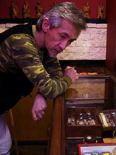 西村寛童さん＝東京都台東区の「ウオッチ・バーＡＺＩＴＯ」