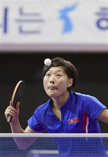 １７日、卓球の韓国オープン予選に出場した北朝鮮の女子選手＝大田（共同）