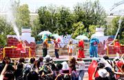 ＵＳＪ夏イベント「セサミストリート・スノー・パーティ」。雪が観客に向け降り注がれる（前川純一郎撮影）