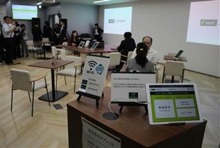 オフィスビル内に出店する三井住友銀行の「汐留出張所」＝２７日、東京都港区