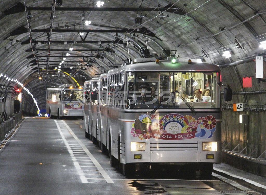 黒部ダム駅と扇沢駅間の関電トンネル内を走行するトロリーバス＝２３日、富山県立山町