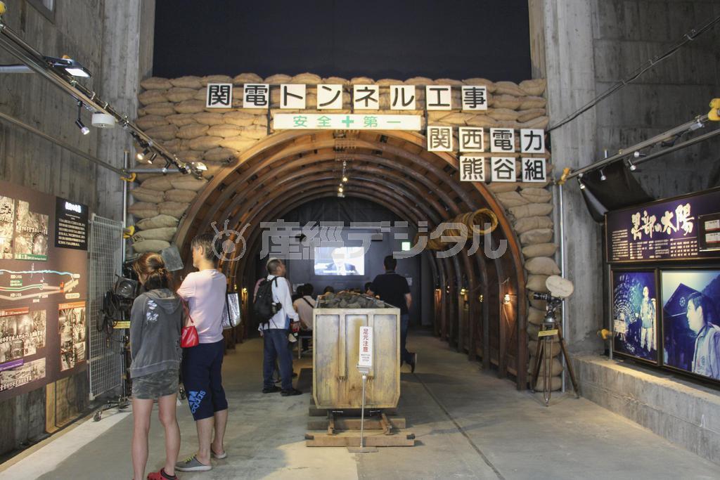 映画「黒部の太陽」の関連模型が展示してある黒部ダムの特設会場＝１７日、富山県立山町