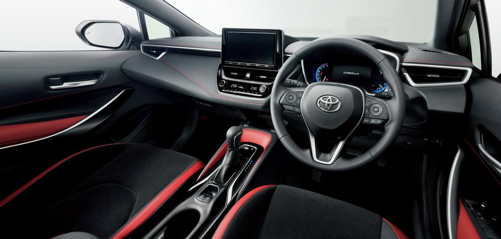 新型カローラの車内