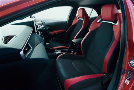 新型カローラの車内