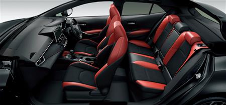 新型カローラの車内