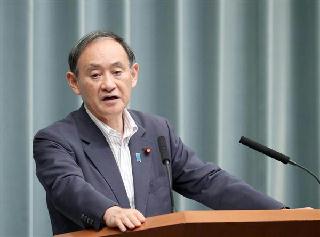 定例会見に臨む菅義偉官房長官＝３１日午前、首相官邸（春名中撮影）