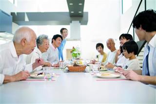 家の中央には五世代の生活を共有するスペースを設置。大きな吹き抜けを設けることで、集まりやすくした 家の中央には五世代の生活を共有するスペースを設置。大きな吹き抜けを設けることで、集まりやすくした