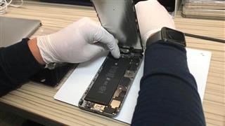 スマホ修理の様子。修理は講習などを受ければだれでも簡単にできるようになるという スマホ修理の様子。修理は講習などを受ければだれでも簡単にできるようになるという
