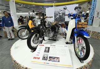 発売６０周年を記念し、展示されたホンダの「スーパーカブ」＝１日午前、東京都港区