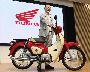 「スーパーカブ」の６０周年記念モデルをお披露目するホンダモーターサイクルジャパンの加藤千明社長＝１日午前、東京都港区