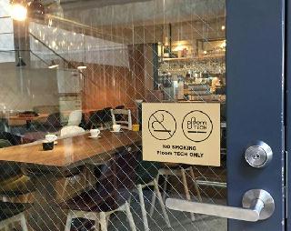 禁煙でもJTの加熱式たばこ「プルーム・テック」は喫煙できる店舗であることを示すステッカー(同社提供) 禁煙でもJTの加熱式たばこ「プルーム・テック」は喫煙できる店舗であることを示すステッカー(同社提供)