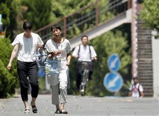 午前中に３８度を超える厳しい暑さとなった名古屋市内＝２日