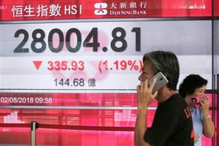 米中貿易摩擦の激化を警戒した売りが膨らみ香港株式市場のハンセン指数はほぼ全面安の展開。終値は心理的な節目の2万8000を下回った=2日、香港(AP) 米中貿易摩擦の激化を警戒した売りが膨らみ香港株式市場のハンセン指数はほぼ全面安の展開。終値は心理的な節目の2万8000を下回った=2日、香港(AP)