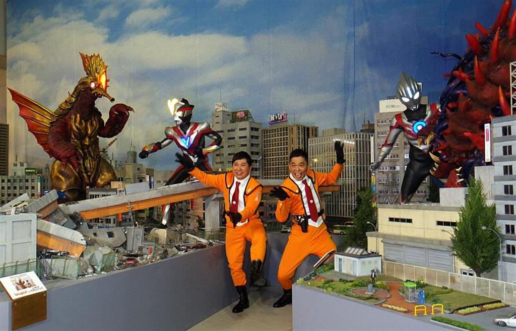 「ウルトラマンフェスティバル２０１８」の会場で巨大なジオラマに大喜びの爆笑問題