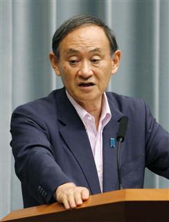 記者会見する菅官房長官＝６日午前、首相官邸