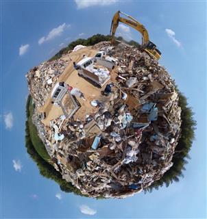 吉備路クリーンセンターに山積みになった災害ごみ＝５日午前、岡山県倉敷市真備町（リコーＴｈｅａｔａＶで沢野貴信撮影）