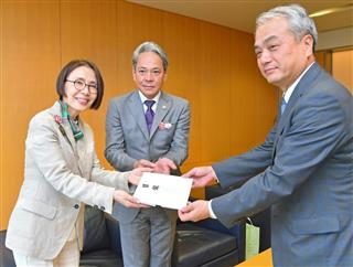 フォーデイズ株式会社が産経新聞厚生文化事業団を通じて西日本豪雨の被災地に1億円の義援金を寄付。飯塚社長に目録をわたすフォーデイズの和田佳子社長(左)=7日午後、東京都千代田区(三尾郁恵撮影) フォーデイズ株式会社が産経新聞厚生文化事業団を通じて西日本豪雨の被災地に1億円の義援金を寄付。飯塚社長に目録をわたすフォーデイズの和田佳子社長(左)=7日午後、東京都千代田区(三尾郁恵撮影)