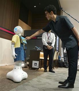 カード加入の案内など接客に取り組むペッパー＝７日、千葉市のイオンモール幕張新都心