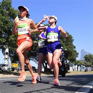 リオデジャネイロ五輪の女子マラソンで力走する日本の田中智美選手(左)=2016年8月 リオデジャネイロ五輪の女子マラソンで力走する日本の田中智美選手(左)=2016年8月
