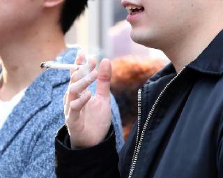 喫煙する男性（写真はイメージ、早坂洋祐撮影）