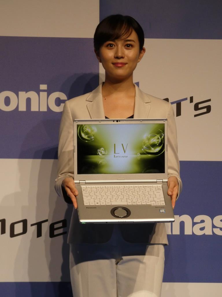 パナソニックが展開するノートパソコン「レッツノート」をＰＲする女優の比嘉愛未さん